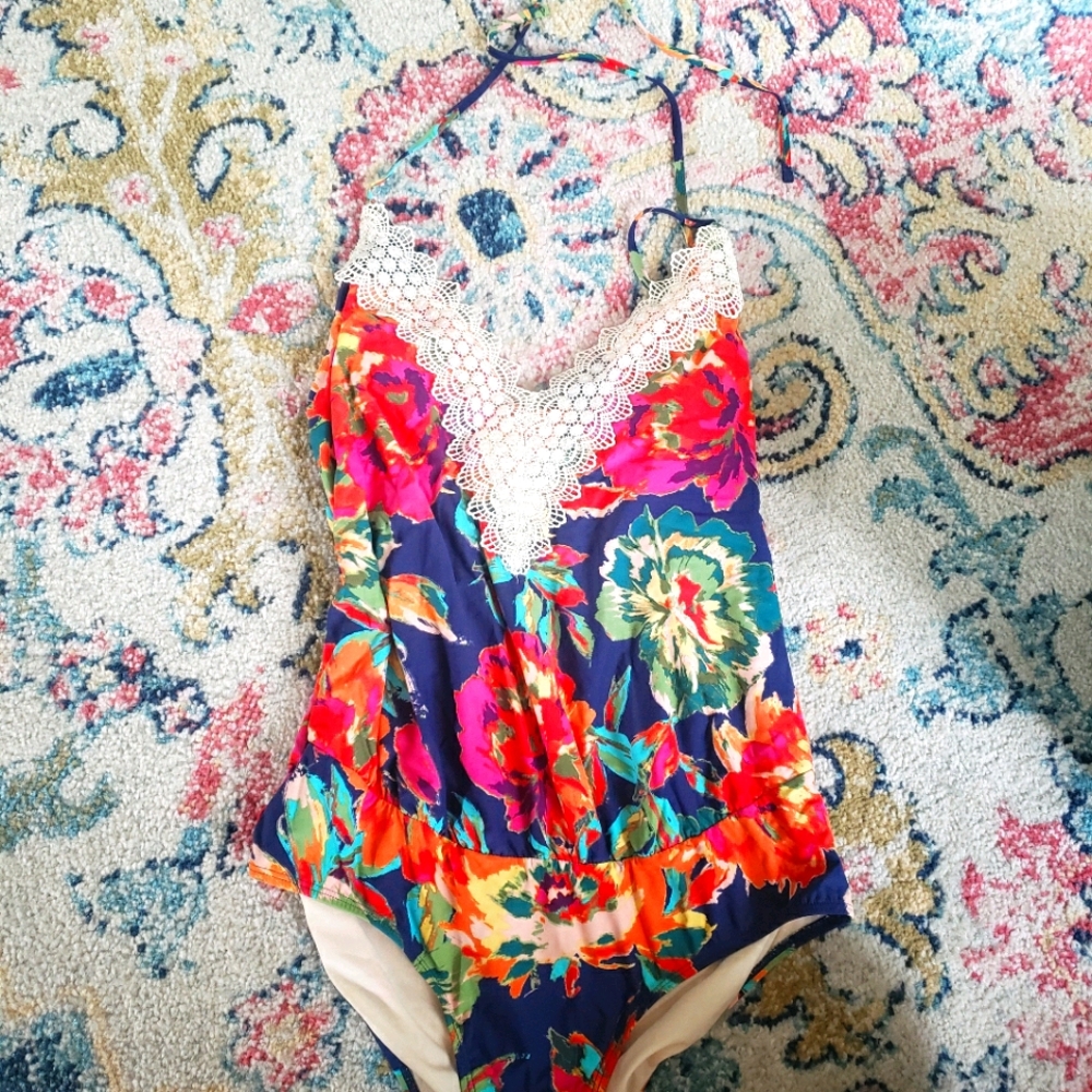 Adorable floral maternity swimsuit 😍